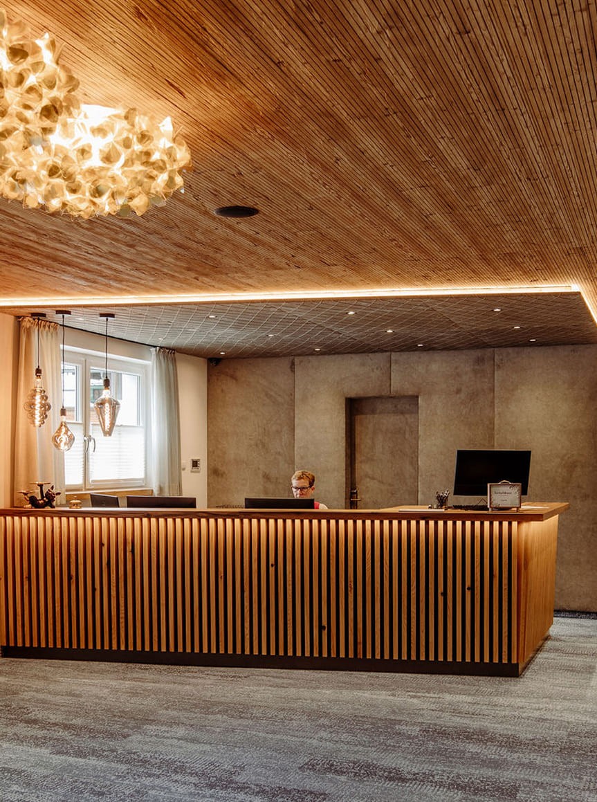 Resl Resort Rezeption mit modernen Leuchten 