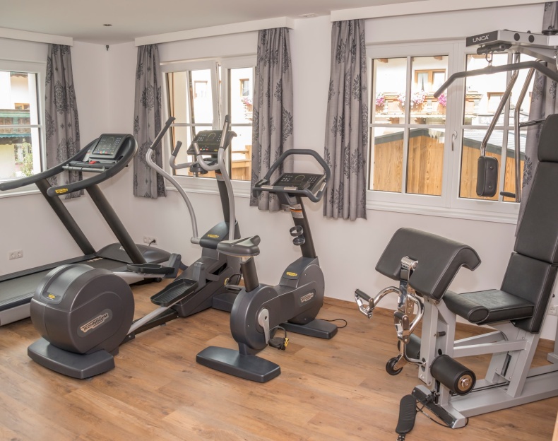 Fitnessraum mit Laufband, Crosstrainer, Heimtrainer und einer Kraftstation im Emmy, Hotel Resl Flachau