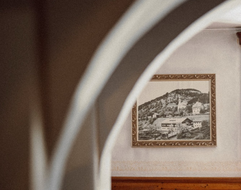 Ein gerahmtes historisches Landschaftsbild hängt an einer Wand im Ennshof in Flachau