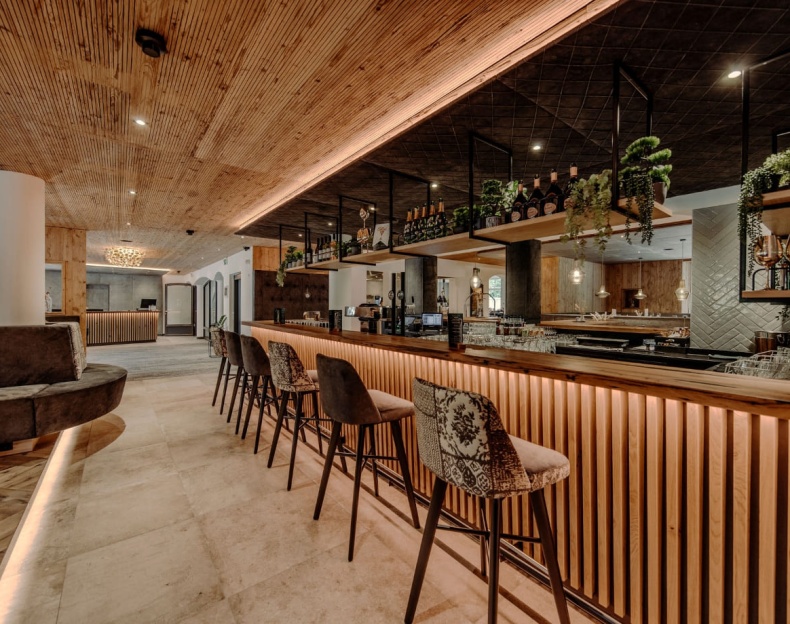 Moderne Hotelbar im Resl