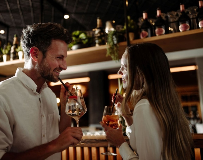 Aperitif an der Bar im Resl, stilvolle Drinks und gute Stimmung