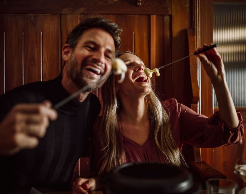 Paar genießt traditionelles Fondue im Ennshof Restaurant