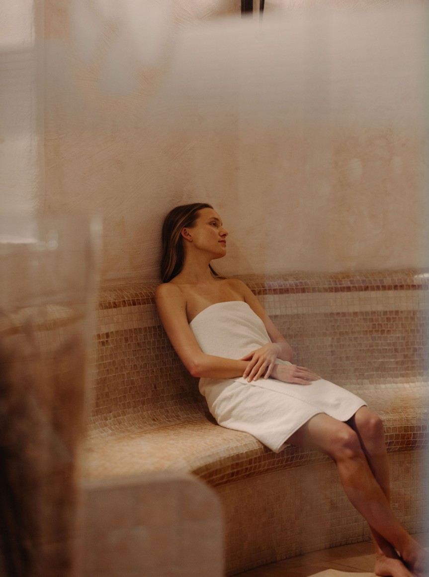 Frau entspannt sich im Dampfbad im Hotel Resl Flachau