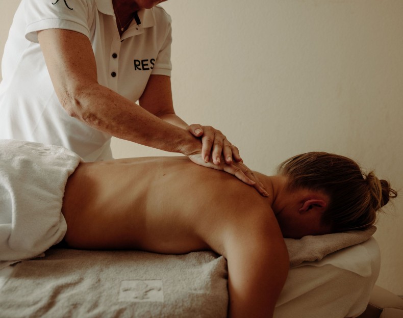 Rückenmassage auf einem Massagetisch im Resl Resort Flachau
