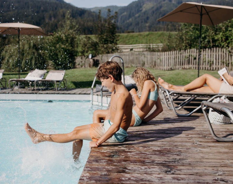 Junge am Swimmingpool