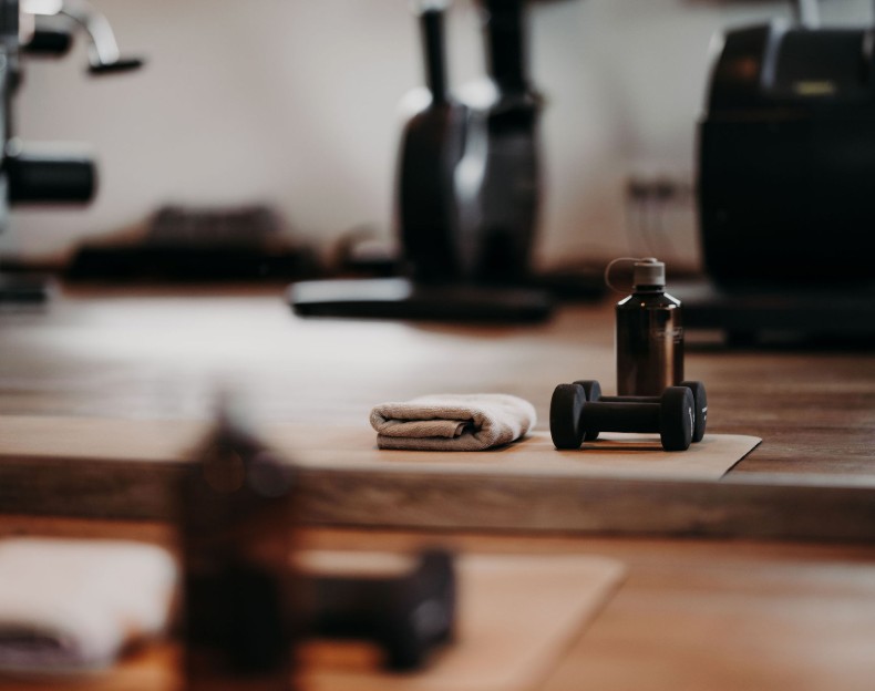 Fitnessraum mit Hantel und weiteren Fitnessgeräten im Resl Resort