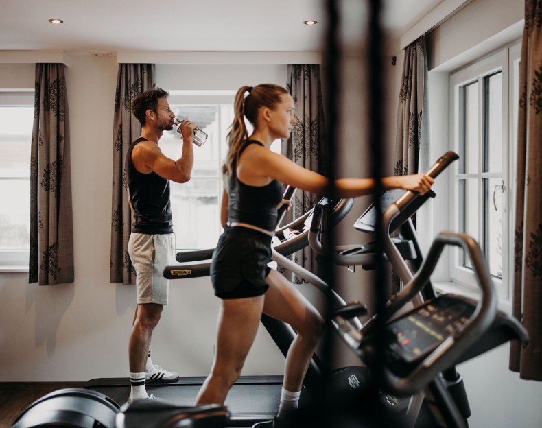 Ein Mann und eine Frau trainieren im Fitnessstudio im Hotel Resl