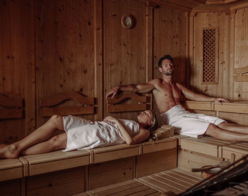 Zwei Personen entspannen in der Sauna 