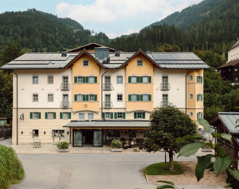 Resl Resort Flachau Außenansicht im Sommer