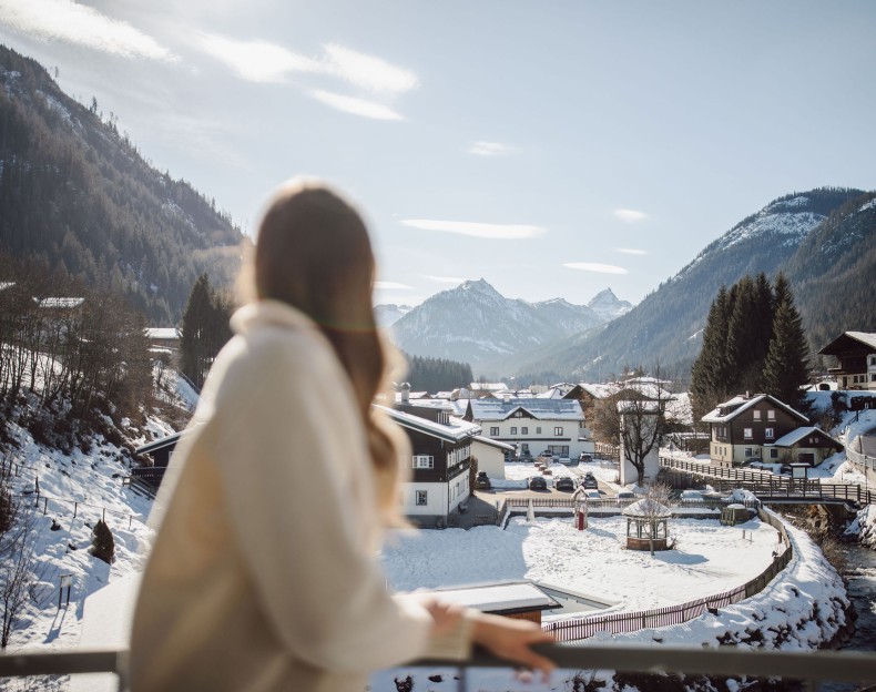 Blick aus dem Zimmer auf die verschneite Bergkulisse Flachaus