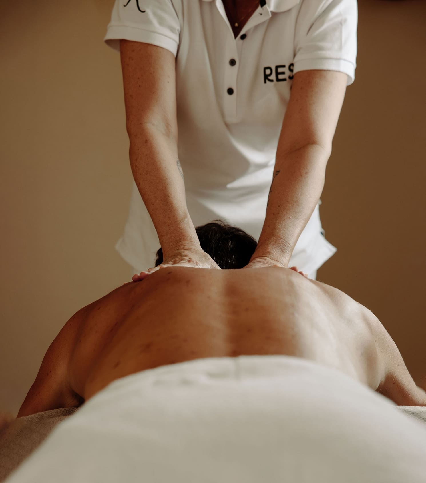 Gast im Resl Resort erhält eine Rückenmassage in entspannter Umgebung