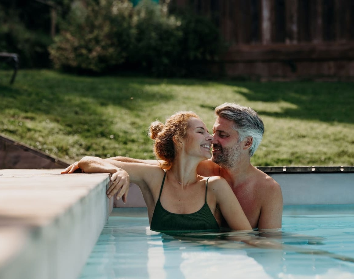 Romantik im Resl Resort Flachau – Paar genießt den Pool