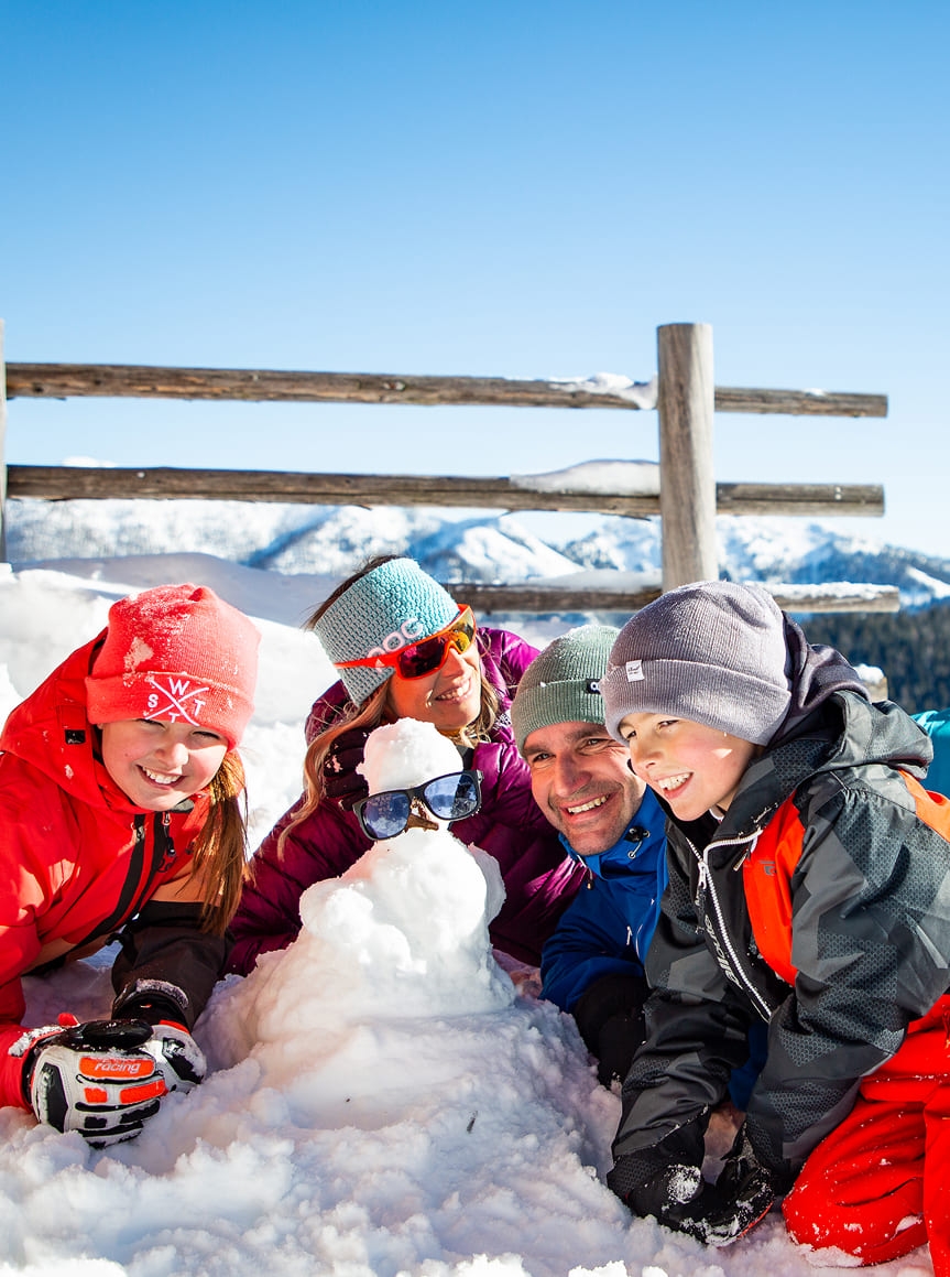 Familie im Skiurlaub in Flachau