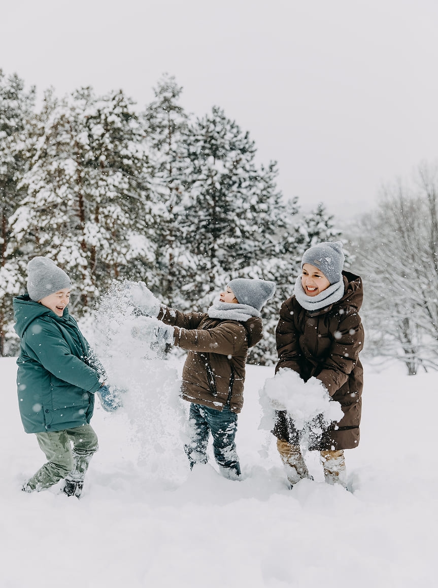 Kinder spielen im Schnee © shutterstock.com