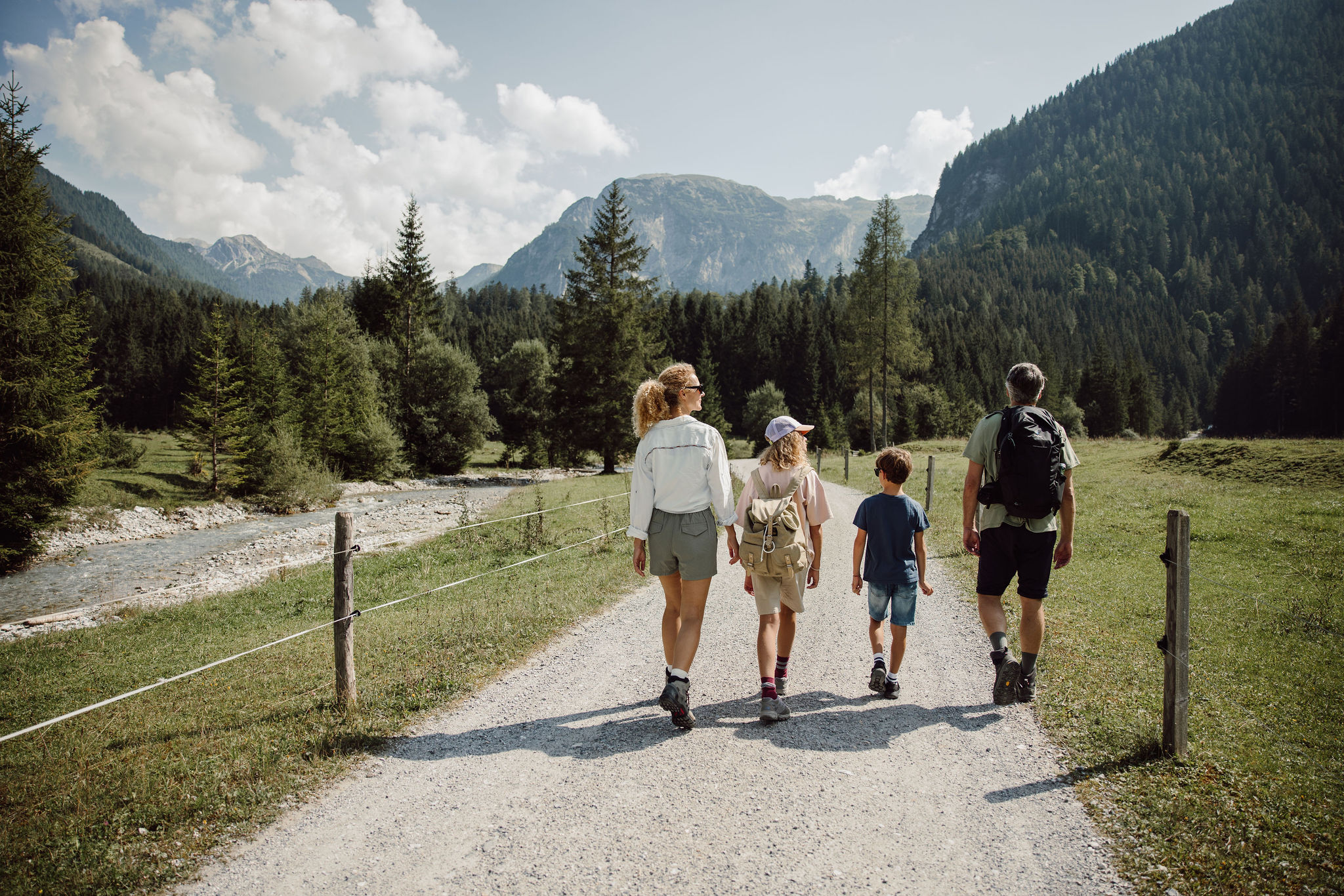 Eine Familie wandert auf einem Pfad in malerischer Berglandschaft in Flachau im Marbachtal