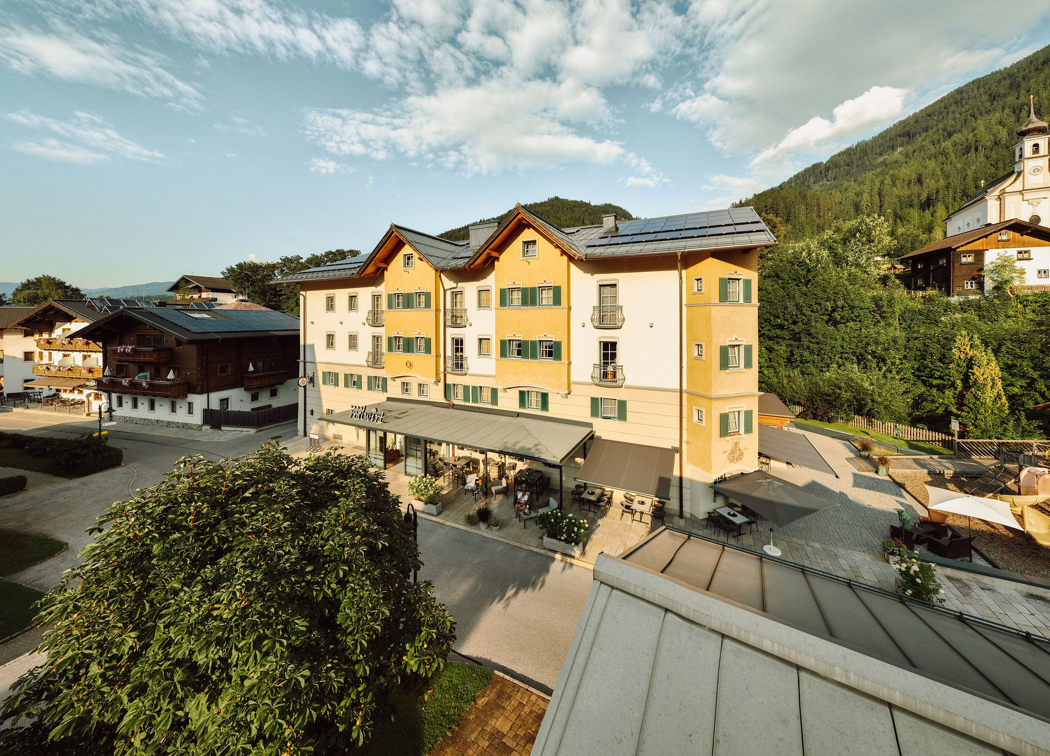 Haupthaus Reslwirt mit Terrasse, im Sommer