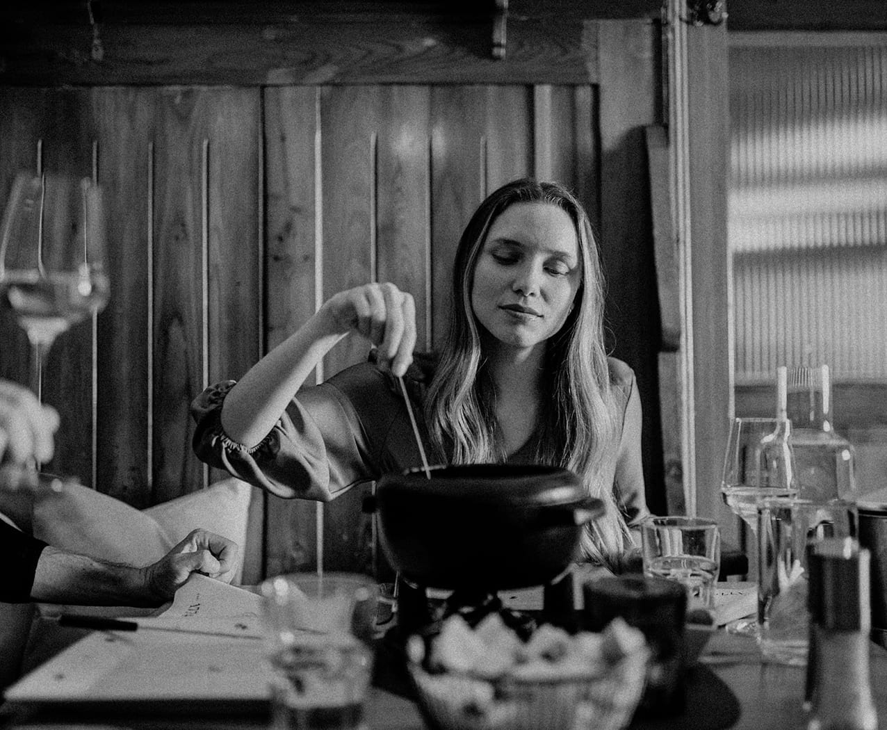 Schwarz-Weiß-Foto: Paar frühstückt gemeinsam im Reslwirt Flachau