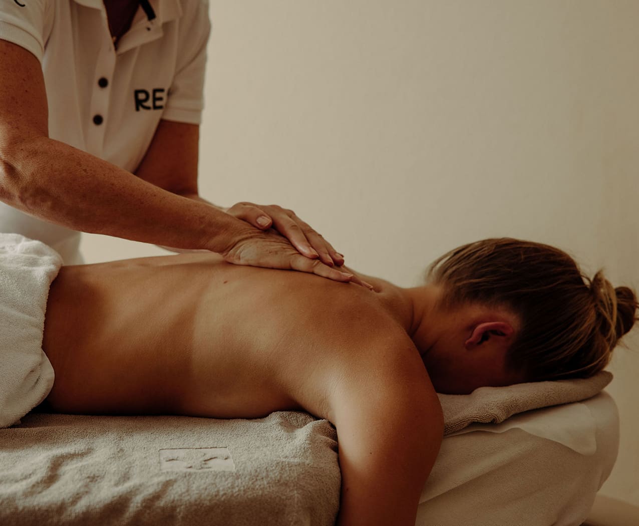 Entspannende Massage im Wellnessbereich des Reslwirt Flachau