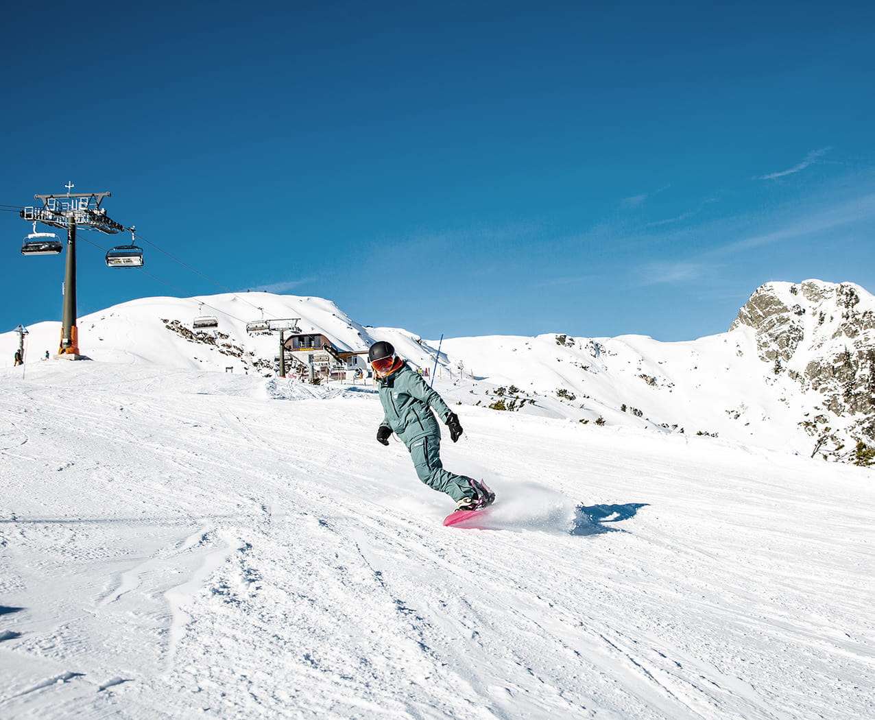 Snowboarder auf der Piste in Flachau – Winterurlaub im Reslwirt