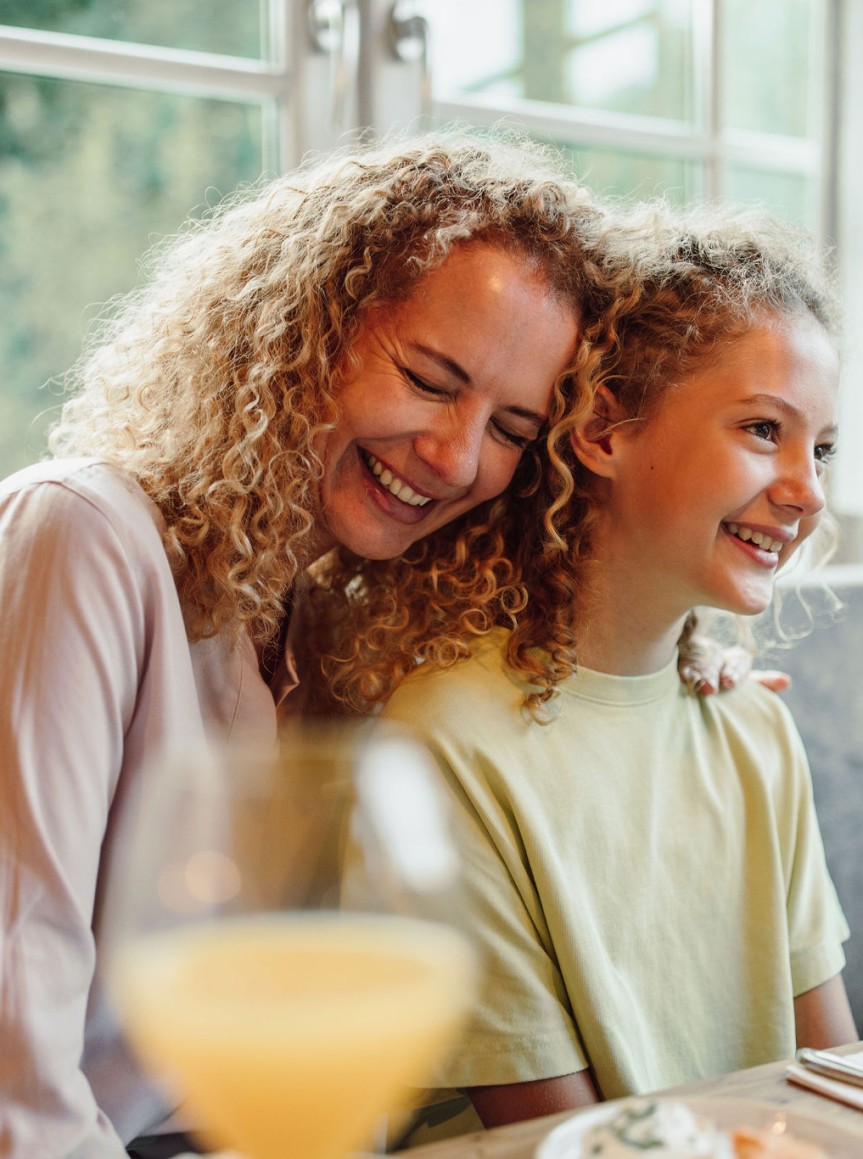 Mutter und Kind frühstücken im Hotel Resl und genießen das vielfältige Frühstück