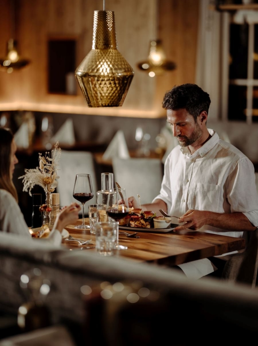 Gast genießt Abendessen bei stilvoller Atmosphäre im Restaurant 1774