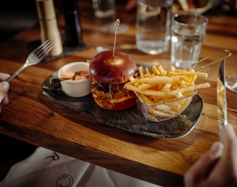 À-la-carte-Gericht Burger mit Pommes im 1774 Restaurant