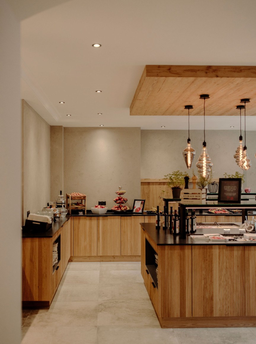 Ein modernes Buffer mit stilvollen Hängeleuchten