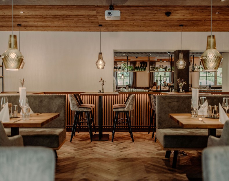 Elegantes Restaurant mit stilvoller Beleuchtung und gemütlichen Sitzbereichen