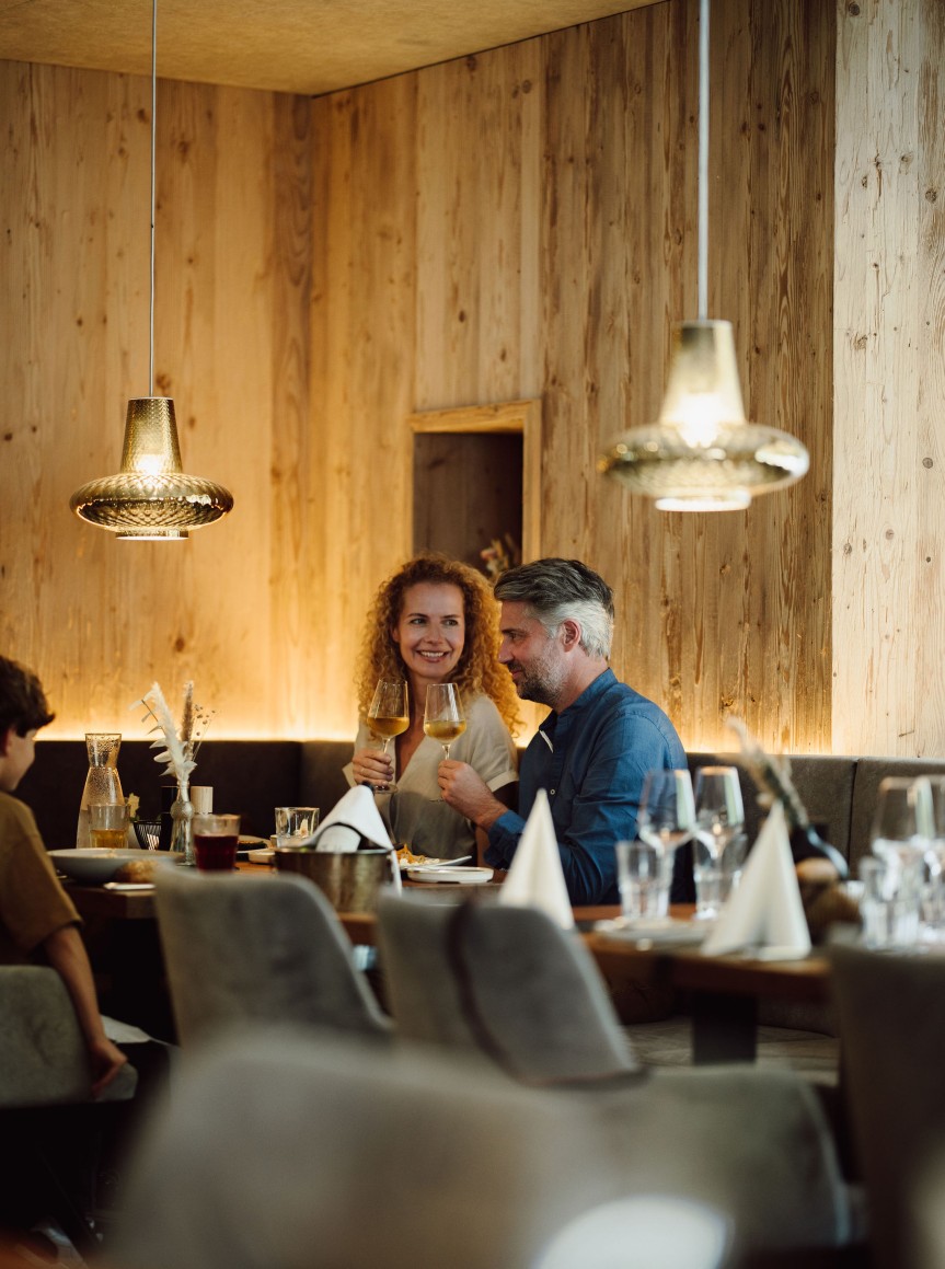 Paar genießt ein Glas Wein in einem gemütlichen Restaurant