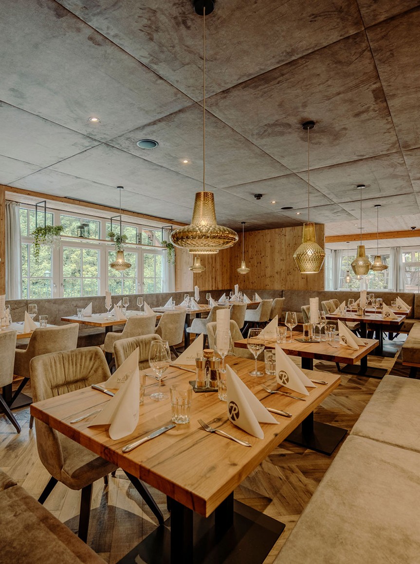 Ein elegantes Restaurant mit Holzdekor und eingedeckten Tischen