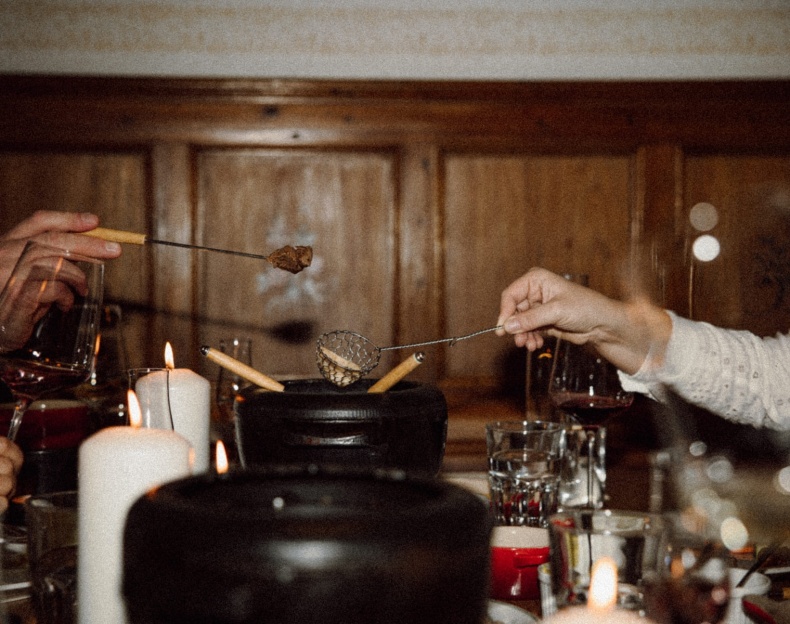 Gesellige Atmosphäre bei einem Fondue-Abend
