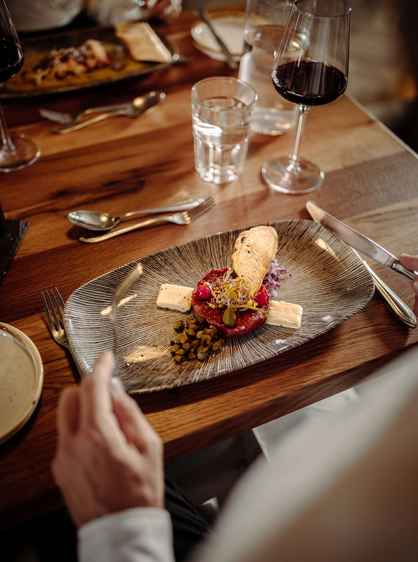 Elegantes Abendessen mit Rotwein im Restaurant 1774 im Hotel Resl in Flachau