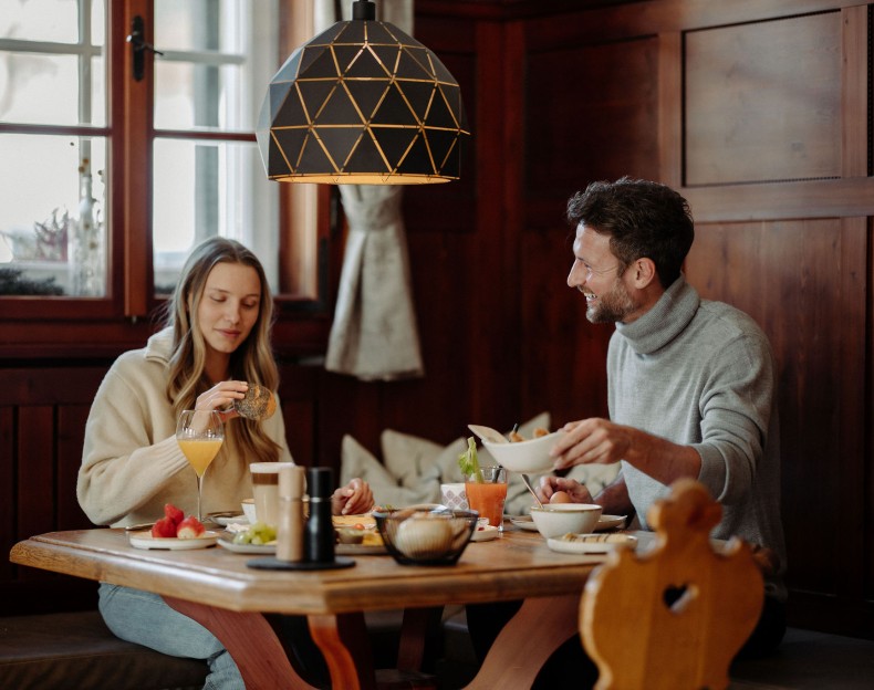 Ein Paar genießt gemeinsam ein entspanntes Frühstück.