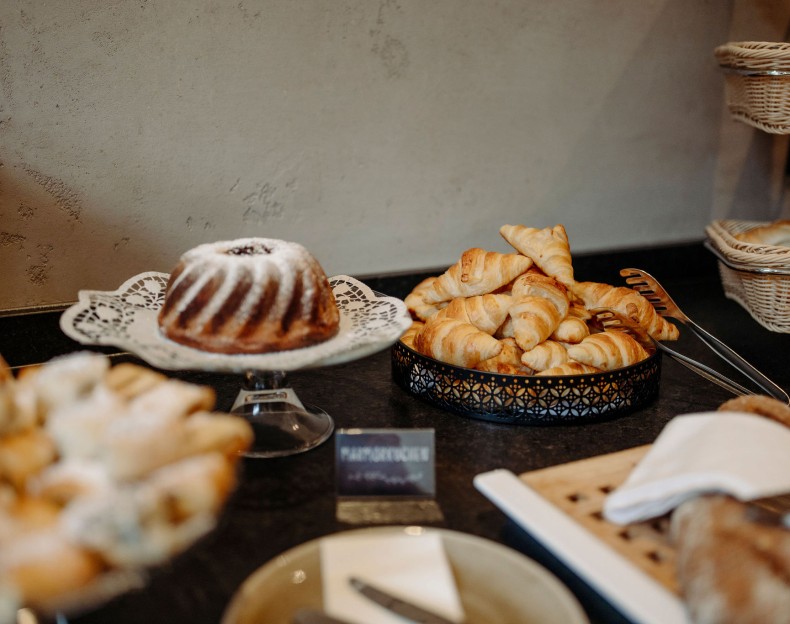 Kuchen und Croissants stehen auf einer Theke bereit