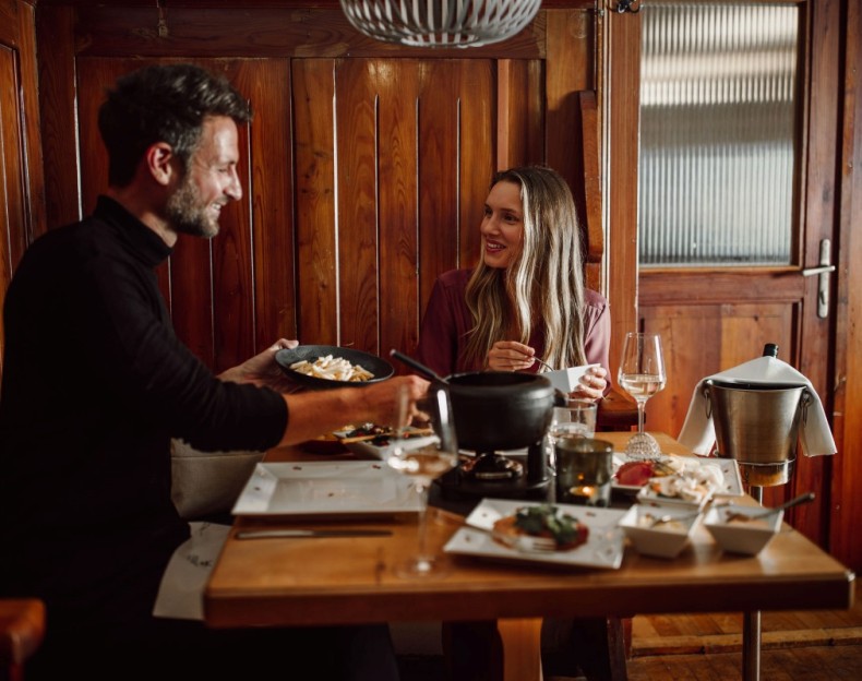 Ein Paar genießt gemeinsam Fondue im gemütlichen Ennshof.