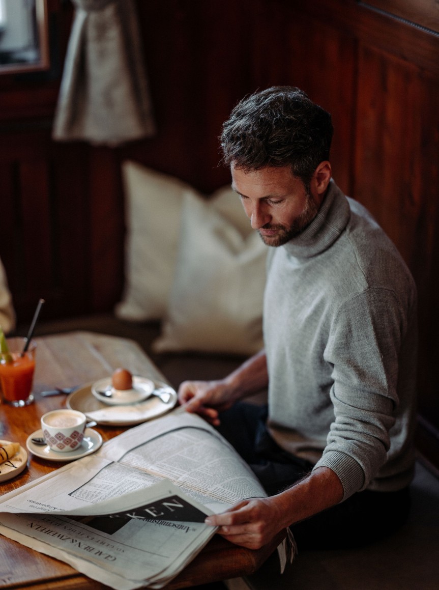 Gast genießt Frühstück im Hotel Resl während des Skiurlaubs