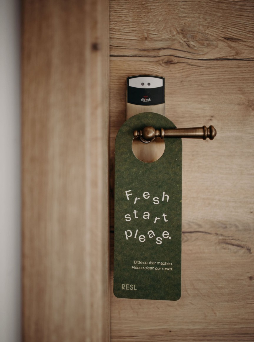 Türschild mit der Aufschrift "Fresh start please" und "Bitte sauber machen"