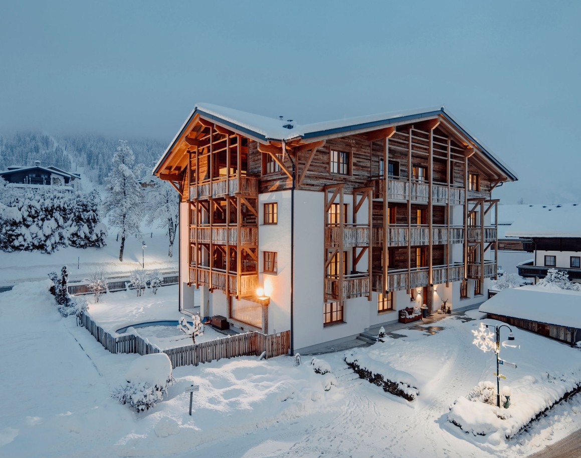Schneebedeckte Lodge Emmy in winterlicher Landschaft