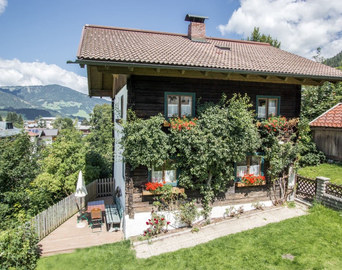 Ein traditionelles Holzhaus umgeben von Bergen
