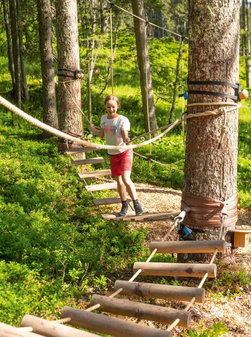 Kinder spielen im Wald