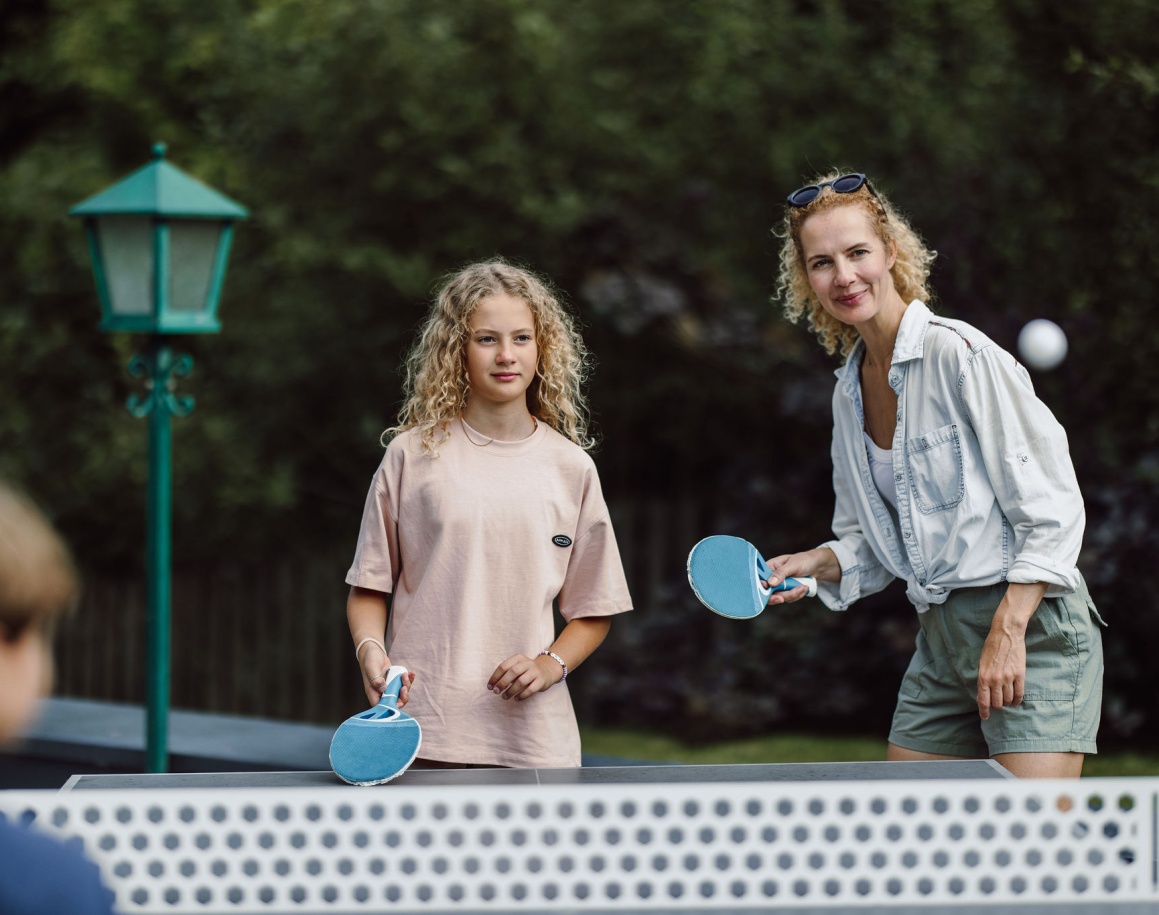 Familie spielt Tischtennis im Hotelgarten Resl