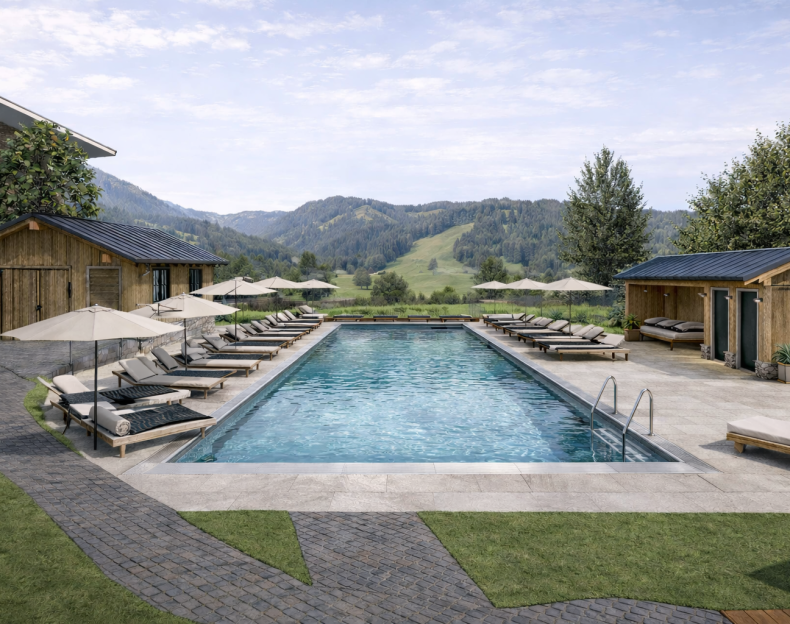 Kinder springen auf einer gesicherten Outdoor-Trampolinanlage im Hotelgarten Resl