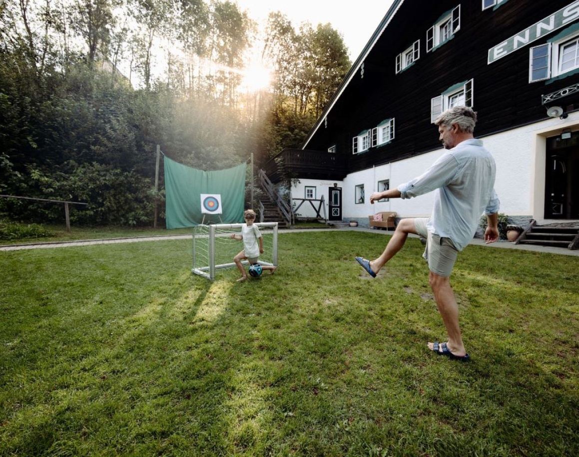 Fußball spielen auf der Wiese neben dem Hotel