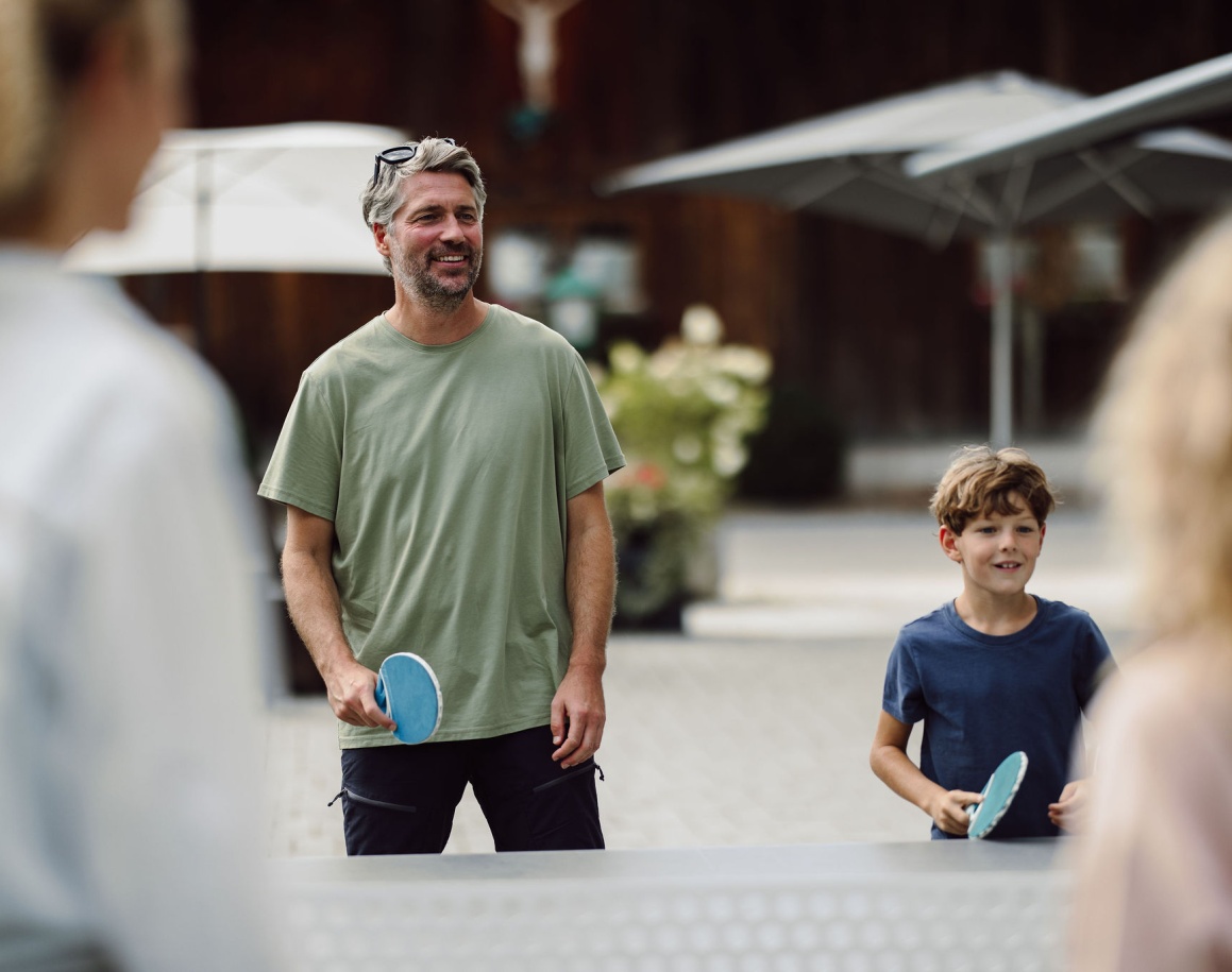 Familie genießt die gemeinsame Zeit beim Tischtennis spielen im Hotel Resl 