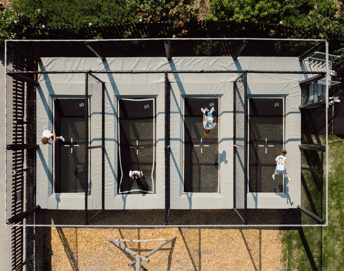 Moderne Outdoor-Trampolinanlage mit 4 Sprungflächen auf dem Hotelgelände