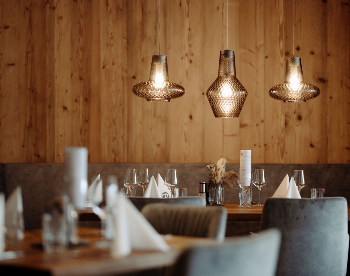 Restaurant mit Holzwand und stilvoll eingedeckten Tischen