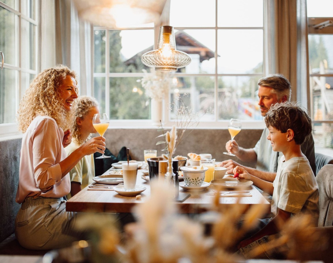 Familie genießt Frühstück im Hotel Resl