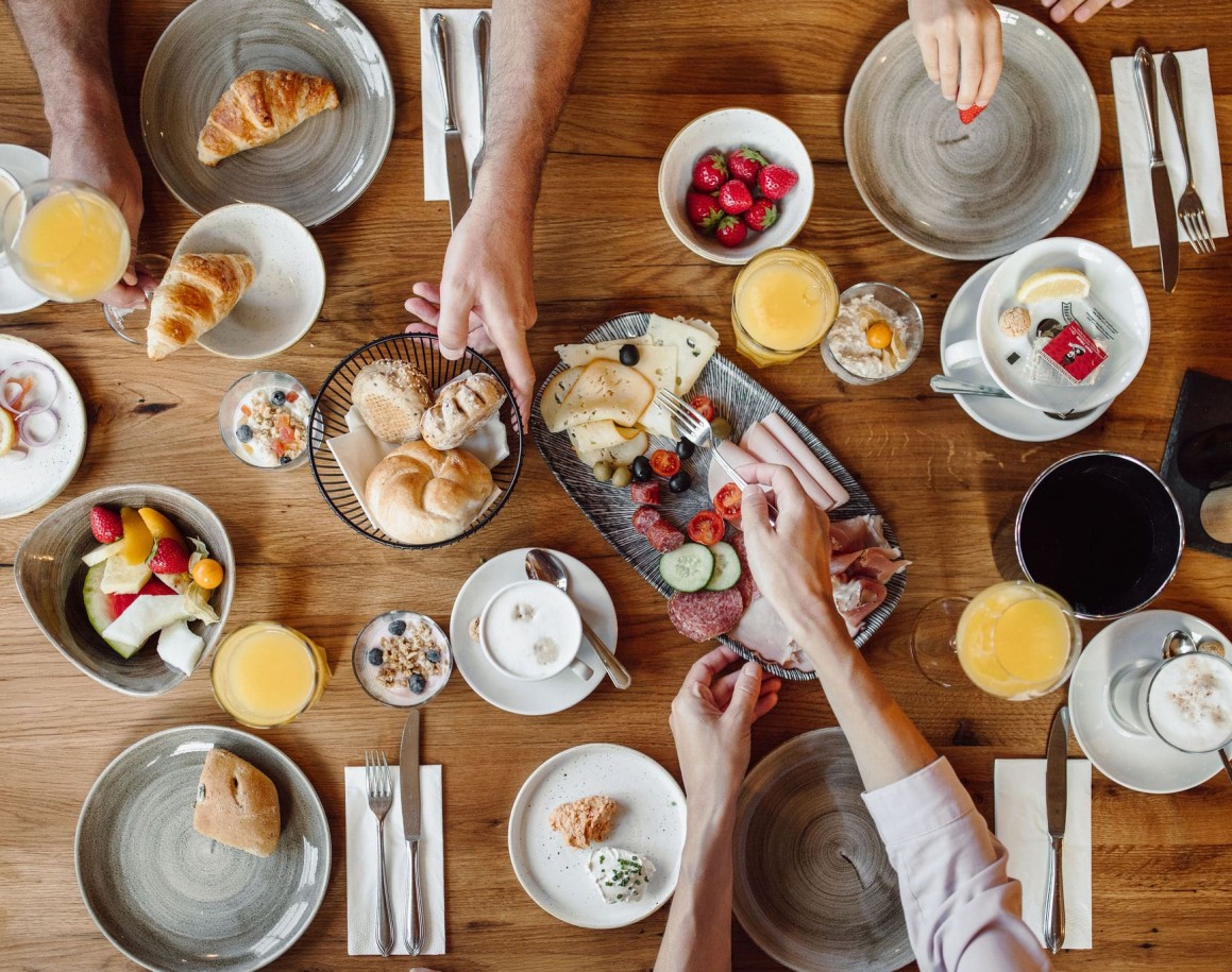 Vielfältiges Frühstücksbuffet aus der Vogelperspektive