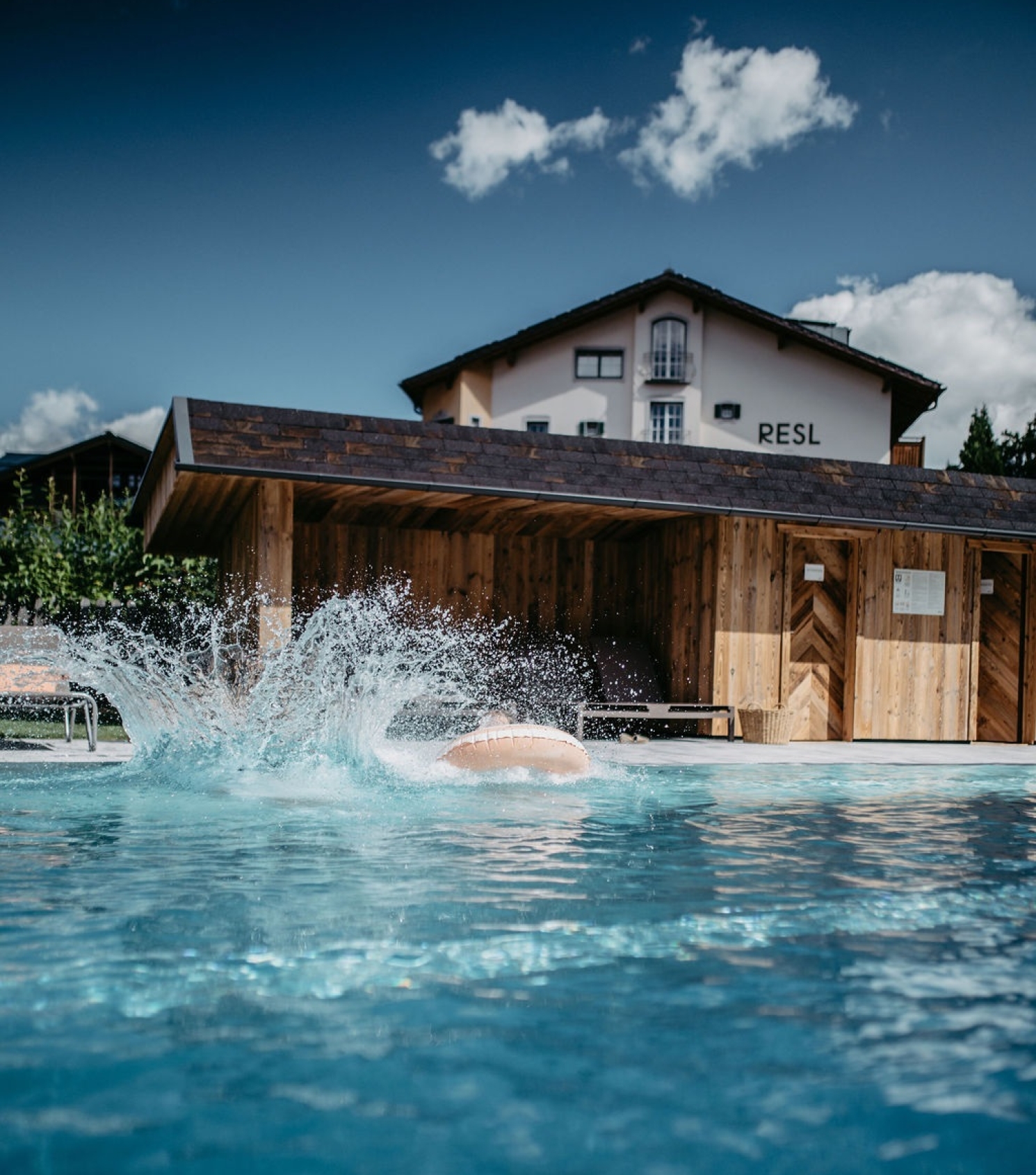 Rendering des neuen Outdoor Pools im Garten des Resl Resorts