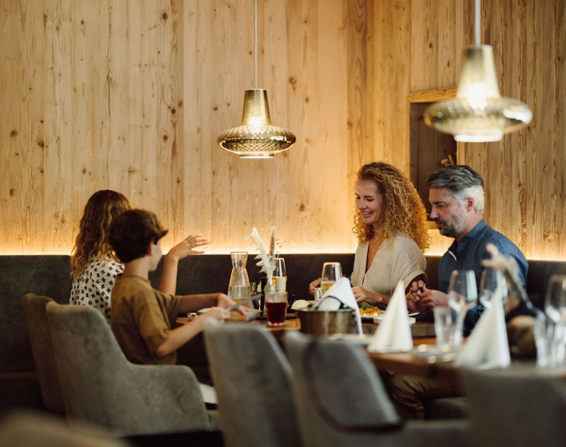 Familie isst gemeinsam im Restaurant 1774 in Flachau